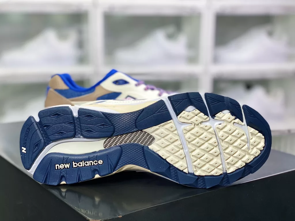 Co branded New York street trend brand KITH x NB New Balance Made in USA M990V3 three generation series low top American origin classic retro casual sports versatile running shoes 