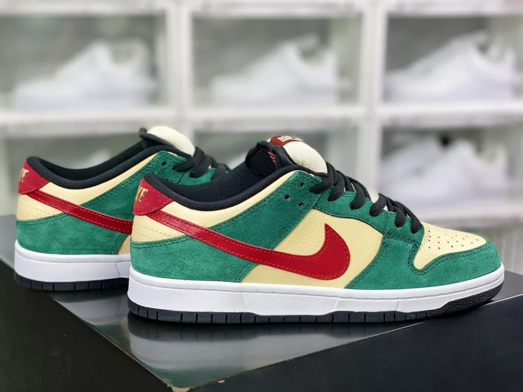 Nike SB Dunk Low Pro 