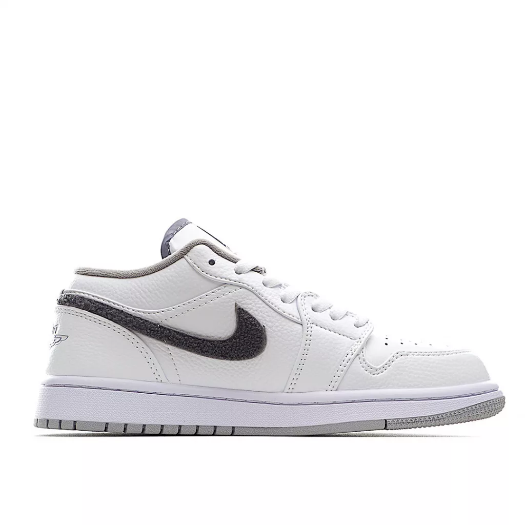 The only ceiling level Air Jordan 1 Low low cut retro cultural basketball shoes on the market for the B-version new product are white gray. Product number: 338145-103. Price positioning: Conscience. Dozens of color schemes have been released one after another