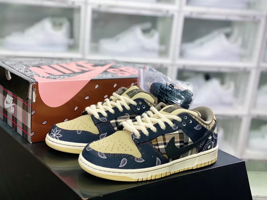 Celebrity style, rapper Scott once again teamed up with Travis Scott x SB Dunk Low 