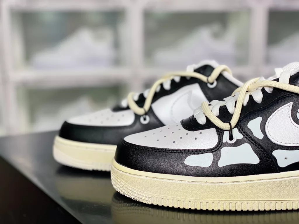 Nike Air Force 1 07 LV8 