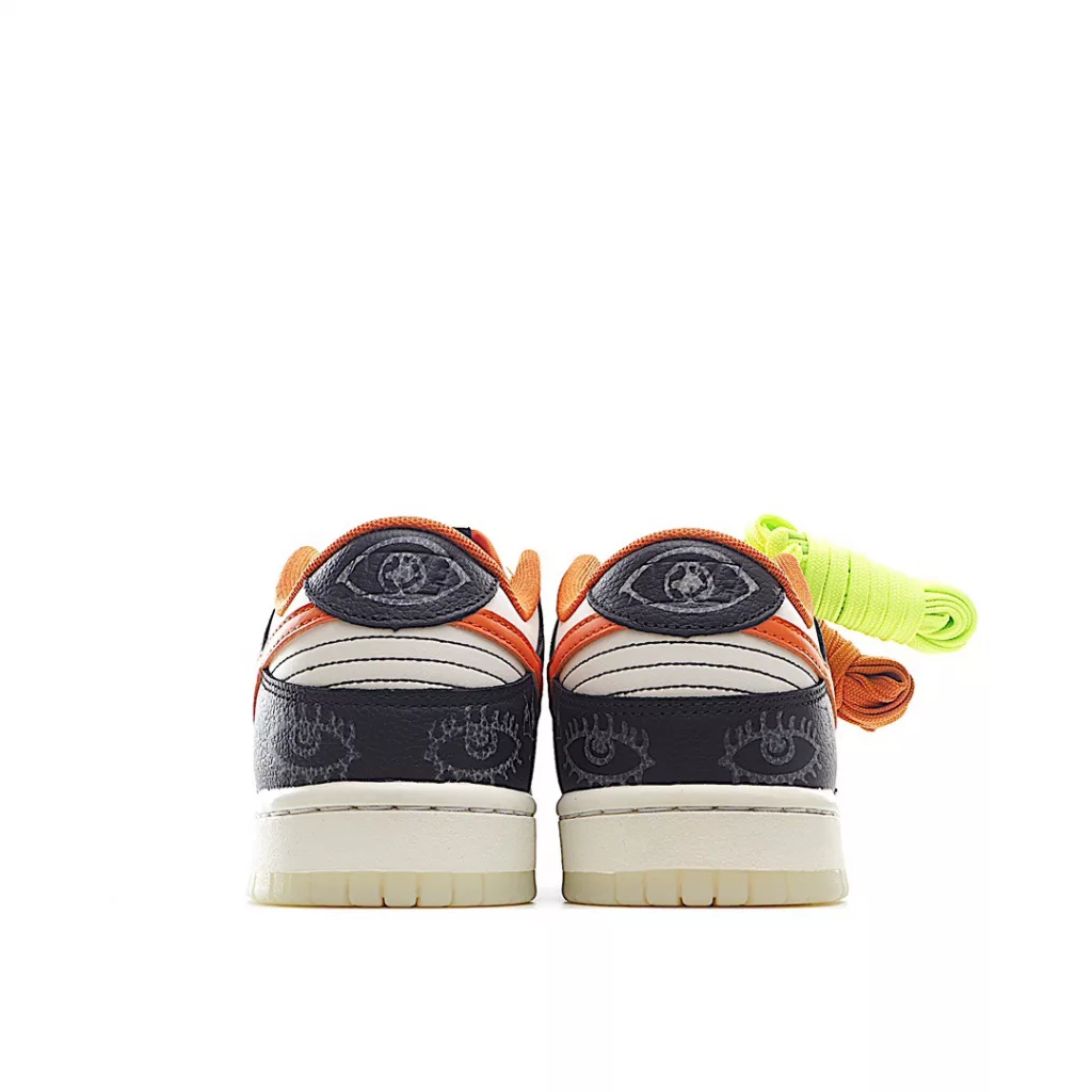 Nike Dunk SB Low Halloween Black and White Orange Glow 🎃 Chunyuan's original shoe development features a black and white stitching on the body, paired with an orange Swoosh, lining, and tongue, creating a classic 