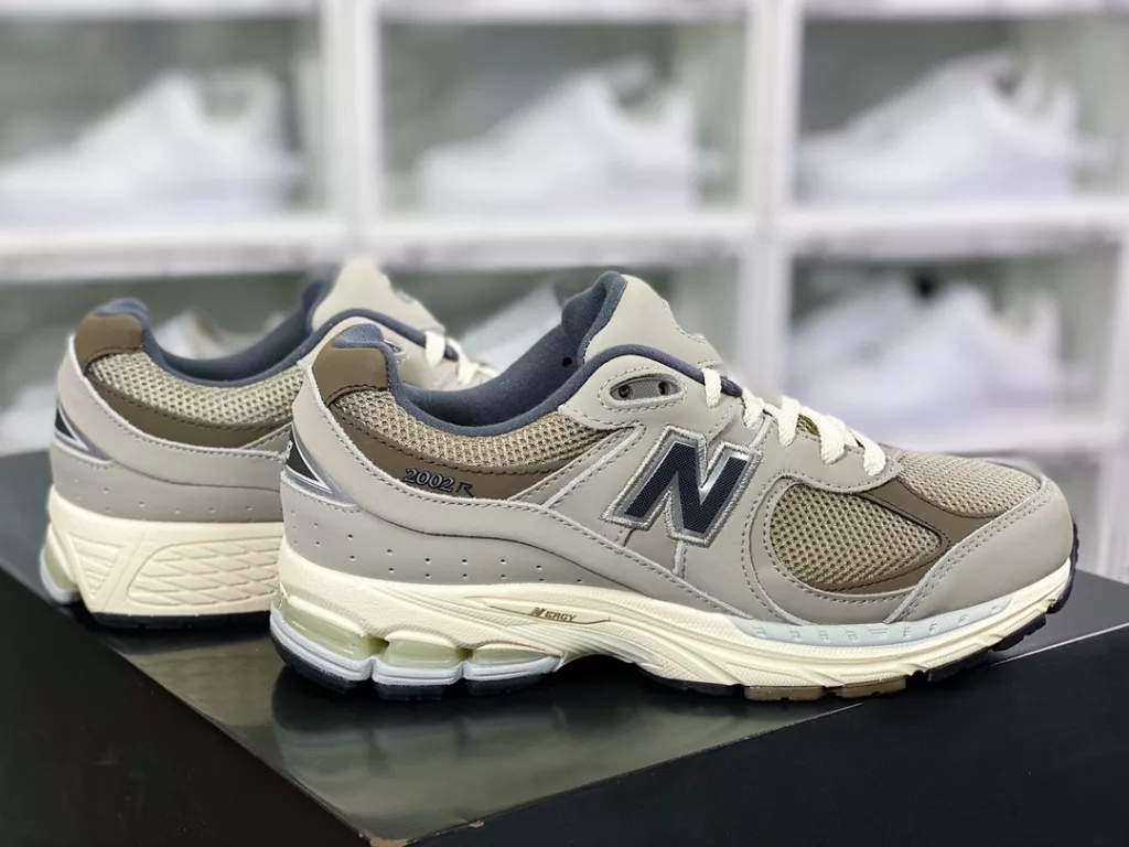 Co branded famous Japanese sneaker store Atmos x NB New Balance ML2002 series retro dad style leisure sports jogging shoes 