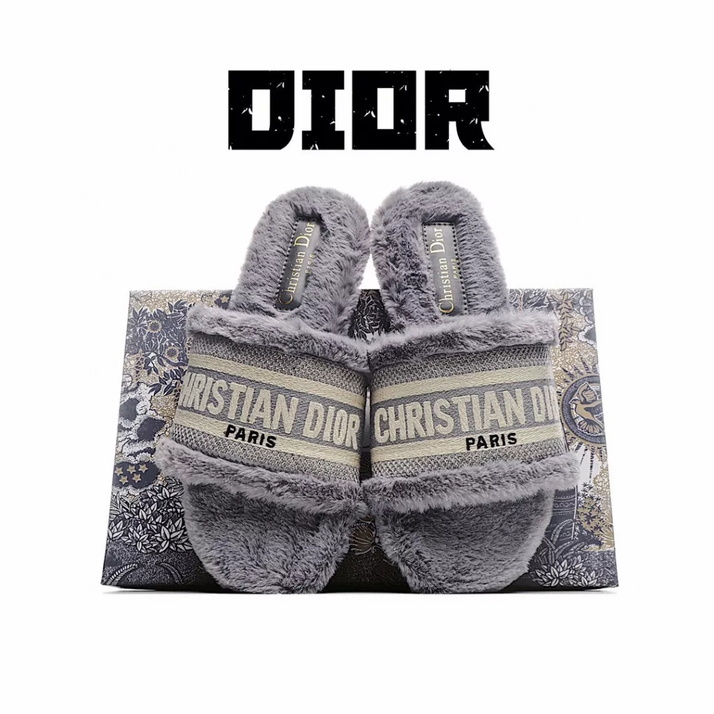 DIOR Dior's new autumn and winter wool mop, genuine wool electric embroidered logo wool mop, foot pad top layer waxed cowhide fabric material: wool, welcome to taste the bottom: Italian imported genuine leather bottom size: 35-40