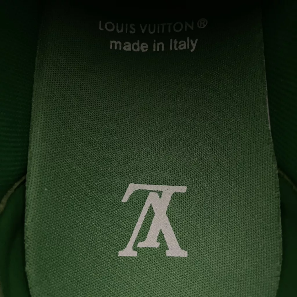 Locally sourced Louis Vuitton LV Trainer low-cut casual board shoes, purchased through overseas online shopping, with the same channel quality, high-end retail, exclusively for original purchase and development. ZP level full set packaging, perfect last shape, correct card color, large sole TPU texture comparable to the original. Please note that the details are consistent with the original. Please distinguish between the market's common stock sizes: 38 39 40 41 42 43 44 45