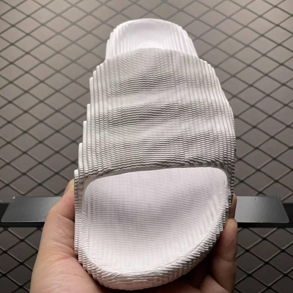 Locally sourced AD Adilette summer new 3D printed beach slippers HP6516, the highest version available on the market, the only company level correct version. The overall design brings visual comfort while also meeting various styles. Size: 36.5 37 38 39 40.5 42 43 44.5 46 47 Normal size