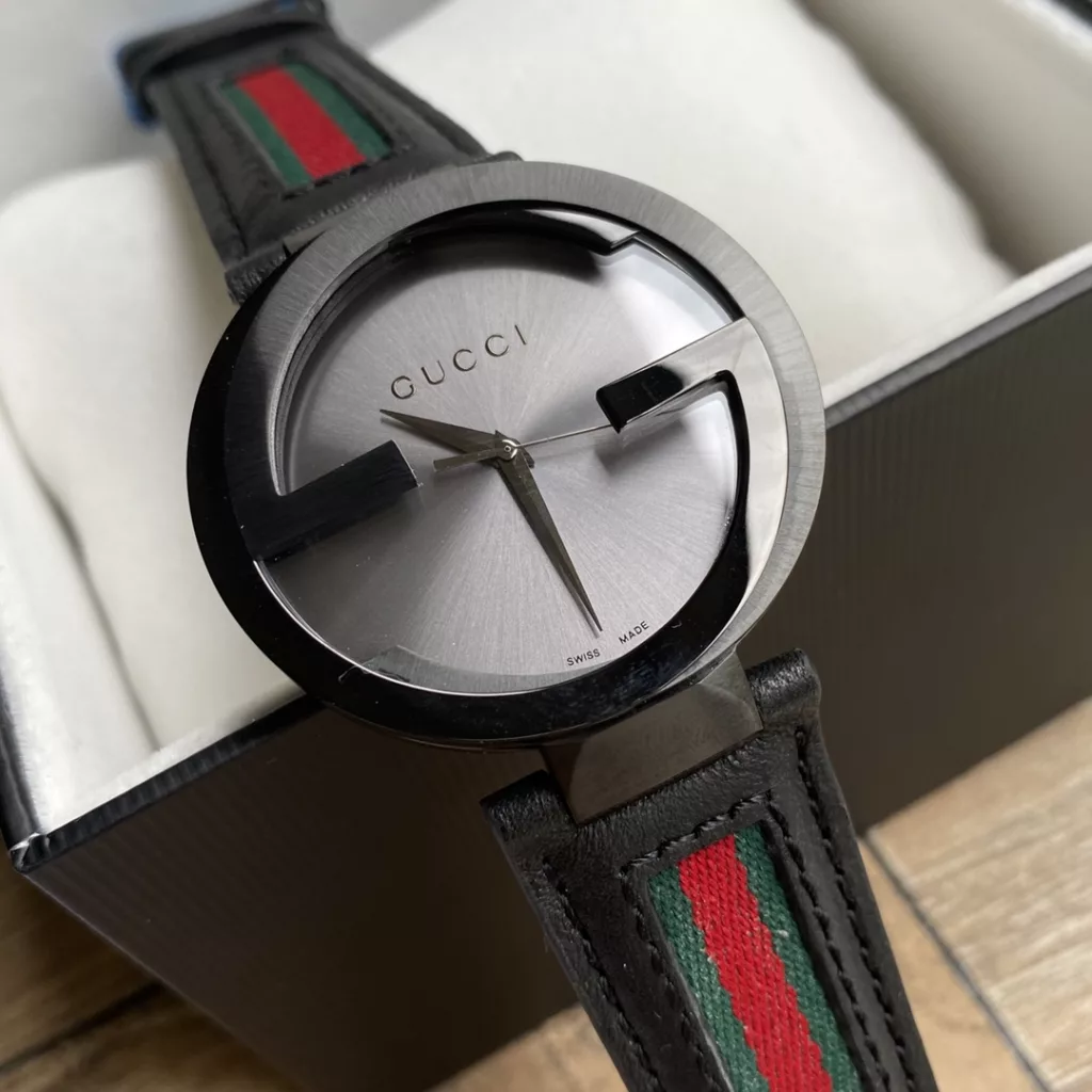 Gucci quartz watch, calfskin double G series, dial diameter: 42mm, scratch-resistant sapphire glass, there are many low versions on the market are with ordinary glass, life waterproof 30m, with the latest counter black and white full set of packaging!