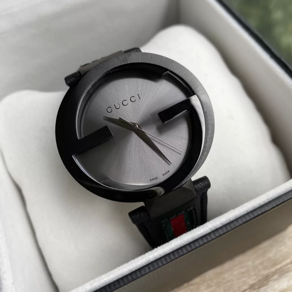 Gucci quartz watch, calfskin double G series, dial diameter: 42mm, scratch-resistant sapphire glass, there are many low versions on the market are with ordinary glass, life waterproof 30m, with the latest counter black and white full set of packaging!