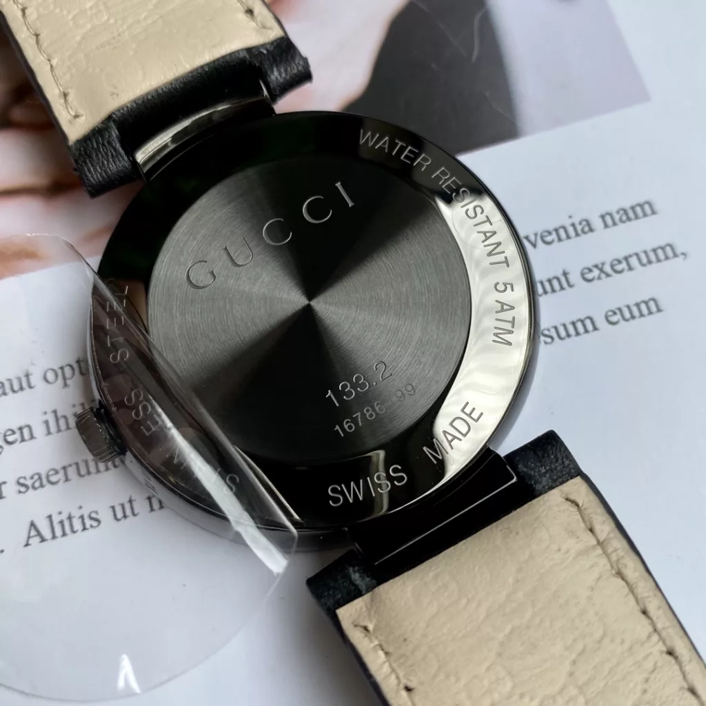 Gucci quartz watch, calfskin double G series, dial diameter: 42mm, scratch-resistant sapphire glass, there are many low versions on the market are with ordinary glass, life waterproof 30m, with the latest counter black and white full set of packaging!