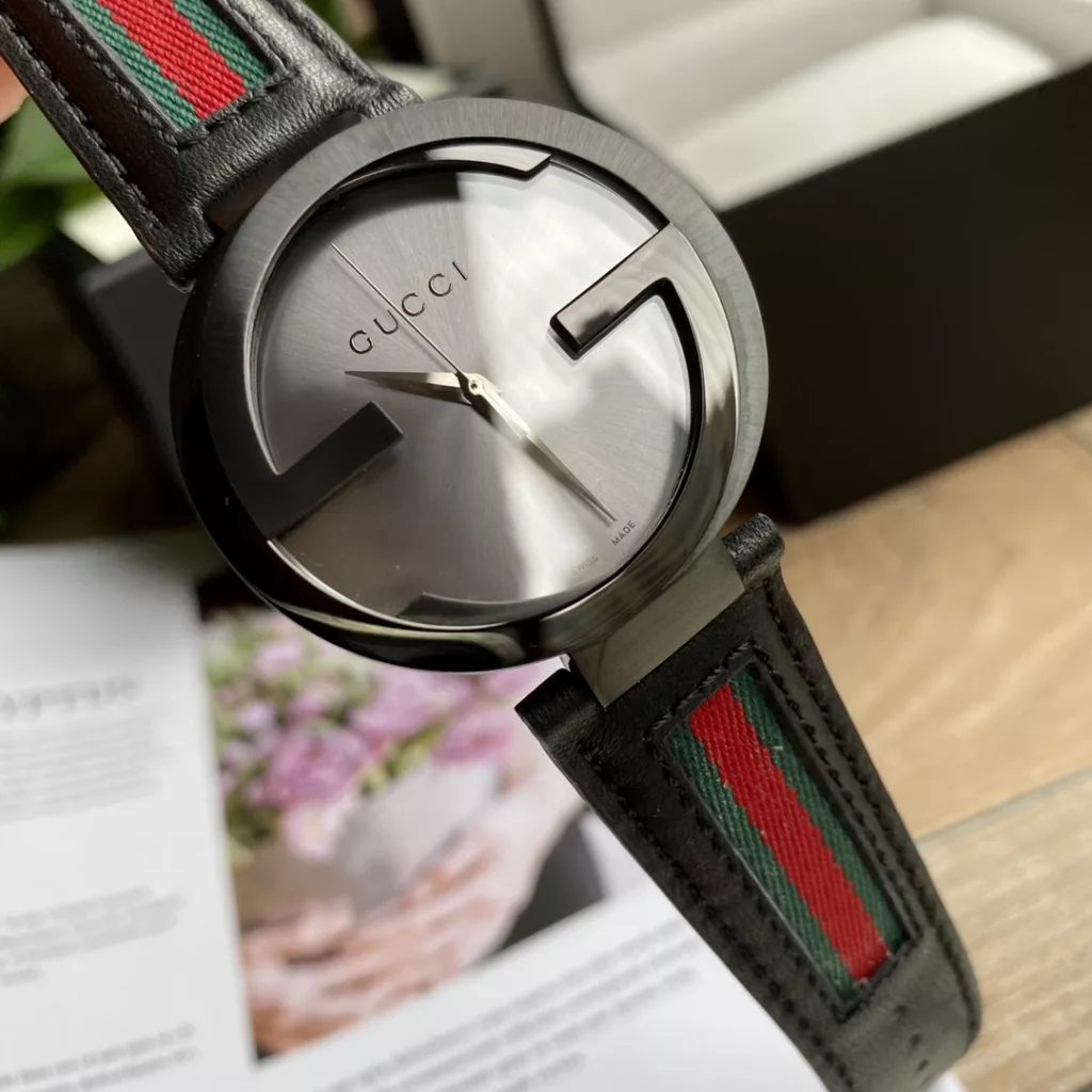 Gucci quartz watch, calfskin double G series, dial diameter: 42mm, scratch-resistant sapphire glass, there are many low versions on the market are with ordinary glass, life waterproof 30m, with the latest counter black and white full set of packaging!