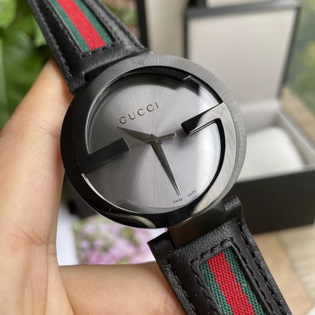 Gucci quartz watch, calfskin double G series, dial diameter: 42mm, scratch-resistant sapphire glass, there are many low versions on the market are with ordinary glass, life waterproof 30m, with the latest counter black and white full set of packaging!