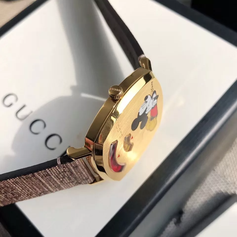 The Gucci Grip Mickey Mouse watch was presented at Gucci Milan Fashion Week. With its large size of 38mm, clear eyes and clean, pure eyes, the Gucci Grip is a vintage watch. Available in-store