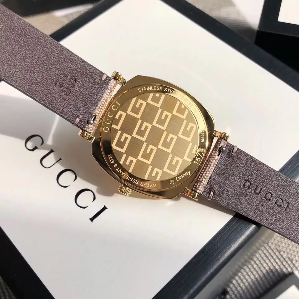 The Gucci Grip Mickey Mouse watch was presented at Gucci Milan Fashion Week. With its large size of 38mm, clear eyes and clean, pure eyes, the Gucci Grip is a vintage watch. Available in-store