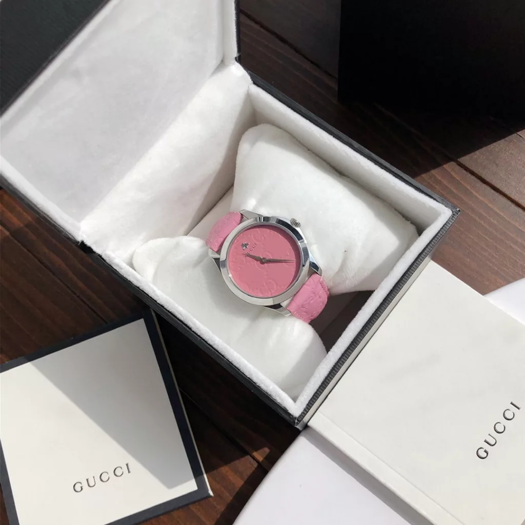 Complete range of colours Pink arrives in small quantities Gucci G-TIMELESSGucci Collection Strap model, summer beauty, ~38mm watch diameter. Glareproofed sapphire glass, 316 stainless steel case, Gucci's iconic embossed leather is not only used on the strap but also smoothly extends over the face. The bee shape and Gucci logo are set at 12 o'clock for a unique design. Fully packaged