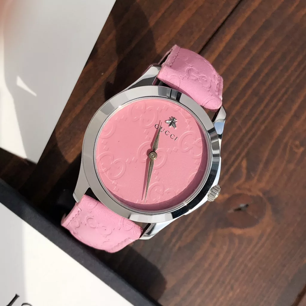 Complete range of colours Pink arrives in small quantities Gucci G-TIMELESSGucci Collection Strap model, summer beauty, ~38mm watch diameter. Glareproofed sapphire glass, 316 stainless steel case, Gucci's iconic embossed leather is not only used on the strap but also smoothly extends over the face. The bee shape and Gucci logo are set at 12 o'clock for a unique design. Fully packaged