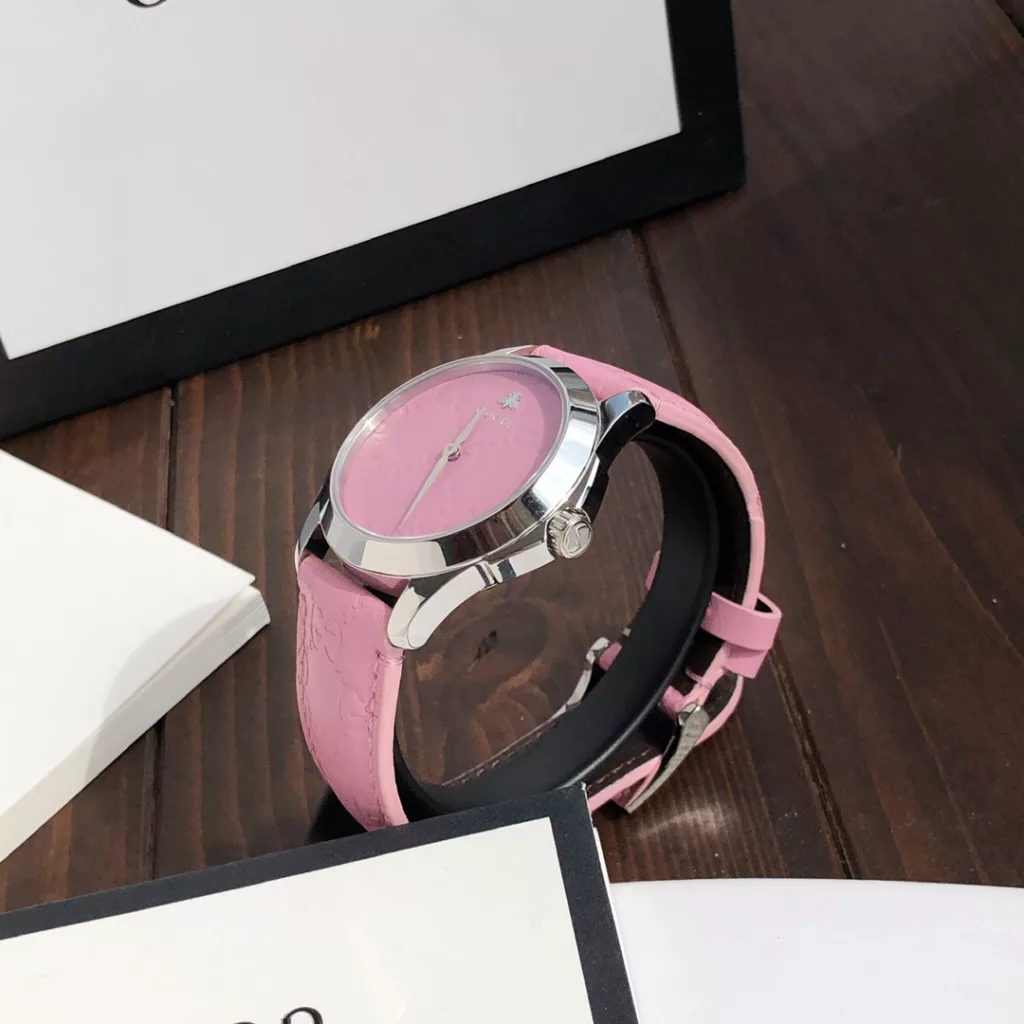 Complete range of colours Pink arrives in small quantities Gucci G-TIMELESSGucci Collection Strap model, summer beauty, ~38mm watch diameter. Glareproofed sapphire glass, 316 stainless steel case, Gucci's iconic embossed leather is not only used on the strap but also smoothly extends over the face. The bee shape and Gucci logo are set at 12 o'clock for a unique design. Fully packaged