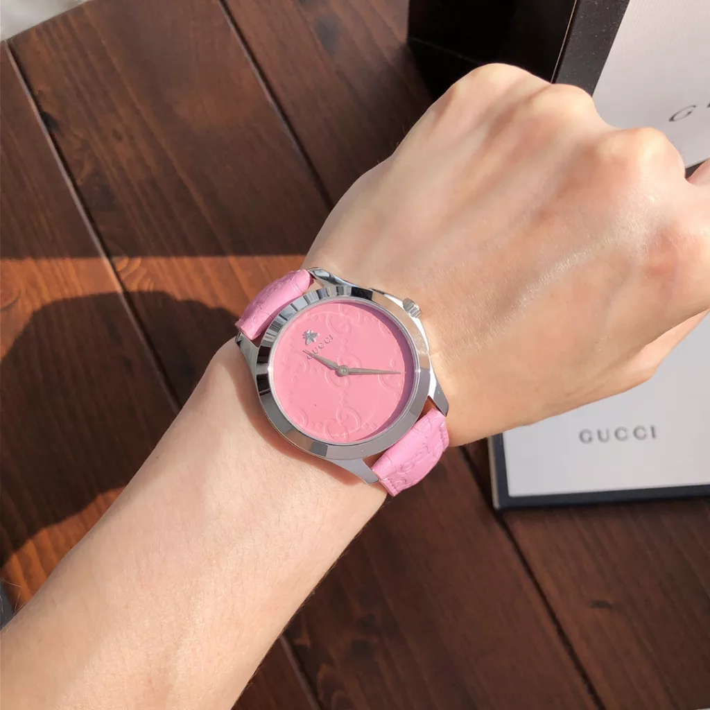 Complete range of colours Pink arrives in small quantities Gucci G-TIMELESSGucci Collection Strap model, summer beauty, ~38mm watch diameter. Glareproofed sapphire glass, 316 stainless steel case, Gucci's iconic embossed leather is not only used on the strap but also smoothly extends over the face. The bee shape and Gucci logo are set at 12 o'clock for a unique design. Fully packaged