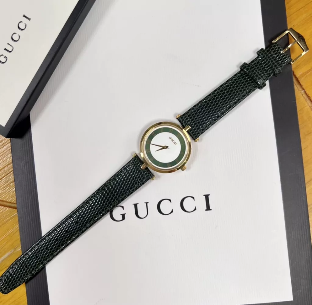 Large 30mm, small 22mm, double sapphire glass top and bottom. A Gucci model from the 1990s, found in a Japanese second-hand shop, extremely gentlemanly and ladylike. The dial is simple, with no other function than recording the time.Fashion is a reincarnation, and what is popular now may have once been in your mother's and father's boxes. These beautiful watches are not only full of vintage charm, but they are not outdated at all! The main thing is that they are not afraid of clashing watches!Swiss ronda quartz movement, complete with original packaging!