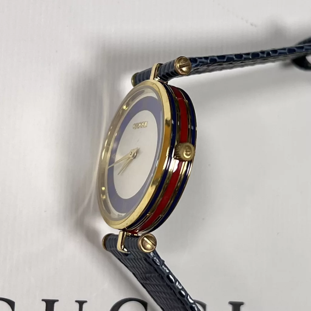 Large 30mm, small 22mm, double sapphire glass top and bottom. A Gucci model from the 1990s, found in a Japanese second-hand shop, extremely gentlemanly and ladylike. The dial is simple, with no other function than recording the time.Fashion is a reincarnation, and what is popular now may have once been in your mother's and father's boxes. These beautiful watches are not only full of vintage charm, but they are not outdated at all! The main thing is that they are not afraid of clashing watches!Swiss ronda quartz movement, complete with original packaging!