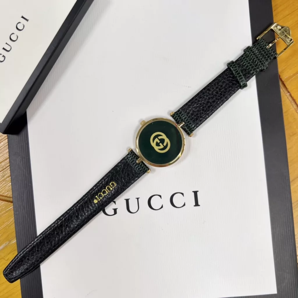 Large 30mm, small 22mm, double sapphire glass top and bottom. A Gucci model from the 1990s, found in a Japanese second-hand shop, extremely gentlemanly and ladylike. The dial is simple, with no other function than recording the time.Fashion is a reincarnation, and what is popular now may have once been in your mother's and father's boxes. These beautiful watches are not only full of vintage charm, but they are not outdated at all! The main thing is that they are not afraid of clashing watches!Swiss ronda quartz movement, complete with original packaging!