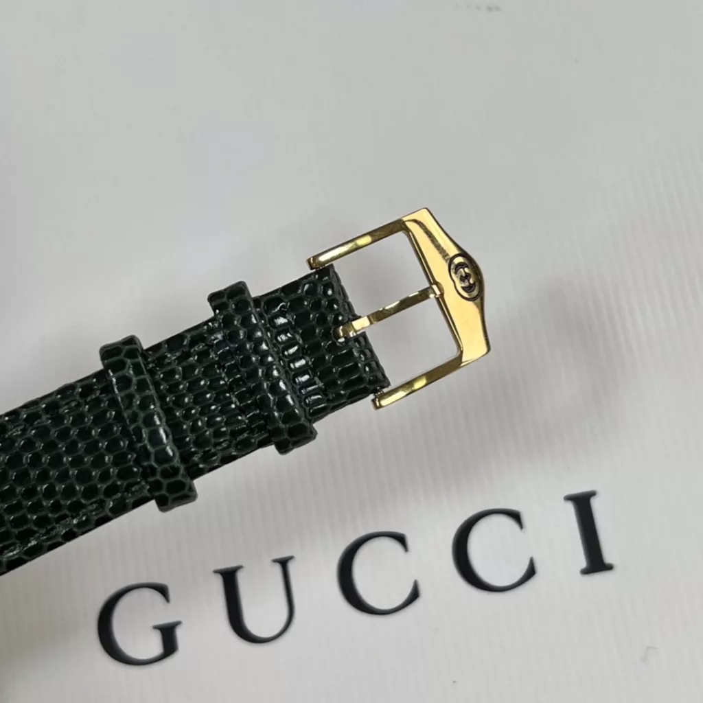 Large 30mm, small 22mm, double sapphire glass top and bottom. A Gucci model from the 1990s, found in a Japanese second-hand shop, extremely gentlemanly and ladylike. The dial is simple, with no other function than recording the time.Fashion is a reincarnation, and what is popular now may have once been in your mother's and father's boxes. These beautiful watches are not only full of vintage charm, but they are not outdated at all! The main thing is that they are not afraid of clashing watches!Swiss ronda quartz movement, complete with original packaging!