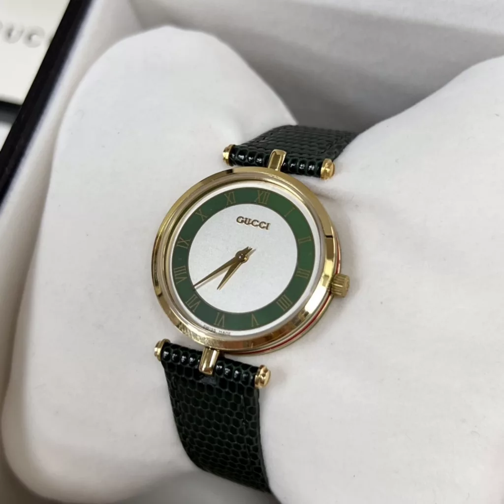 Large 30mm, small 22mm, double sapphire glass top and bottom. A Gucci model from the 1990s, found in a Japanese second-hand shop, extremely gentlemanly and ladylike. The dial is simple, with no other function than recording the time.Fashion is a reincarnation, and what is popular now may have once been in your mother's and father's boxes. These beautiful watches are not only full of vintage charm, but they are not outdated at all! The main thing is that they are not afraid of clashing watches!Swiss ronda quartz movement, complete with original packaging!