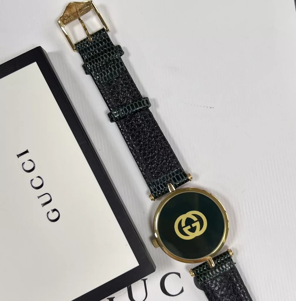 Large 30mm, small 22mm, double sapphire glass top and bottom. A Gucci model from the 1990s, found in a Japanese second-hand shop, extremely gentlemanly and ladylike. The dial is simple, with no other function than recording the time.Fashion is a reincarnation, and what is popular now may have once been in your mother's and father's boxes. These beautiful watches are not only full of vintage charm, but they are not outdated at all! The main thing is that they are not afraid of clashing watches!Swiss ronda quartz movement, complete with original packaging!