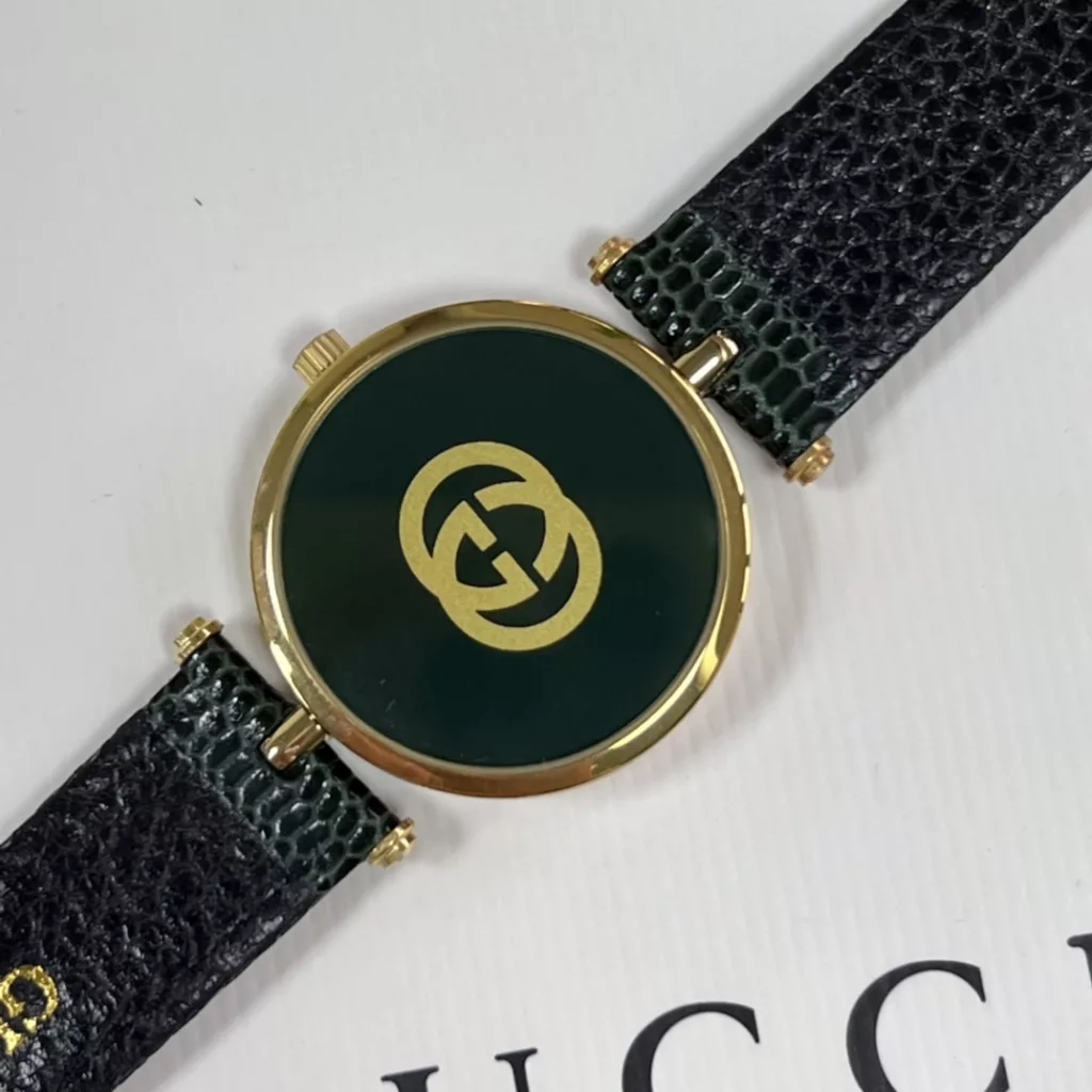 Large 30mm, small 22mm, double sapphire glass top and bottom. A Gucci model from the 1990s, found in a Japanese second-hand shop, extremely gentlemanly and ladylike. The dial is simple, with no other function than recording the time.Fashion is a reincarnation, and what is popular now may have once been in your mother's and father's boxes. These beautiful watches are not only full of vintage charm, but they are not outdated at all! The main thing is that they are not afraid of clashing watches!Swiss ronda quartz movement, complete with original packaging!