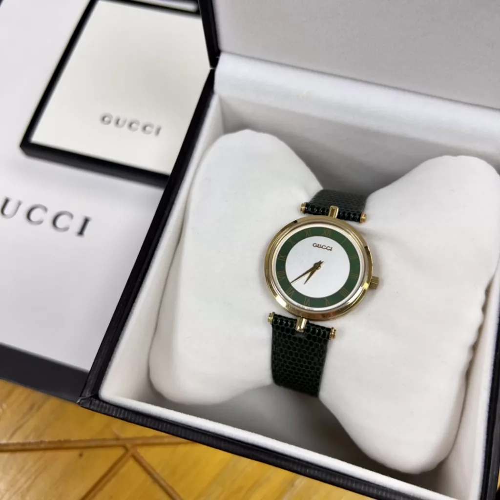 Large 30mm, small 22mm, double sapphire glass top and bottom. A Gucci model from the 1990s, found in a Japanese second-hand shop, extremely gentlemanly and ladylike. The dial is simple, with no other function than recording the time.Fashion is a reincarnation, and what is popular now may have once been in your mother's and father's boxes. These beautiful watches are not only full of vintage charm, but they are not outdated at all! The main thing is that they are not afraid of clashing watches!Swiss ronda quartz movement, complete with original packaging!