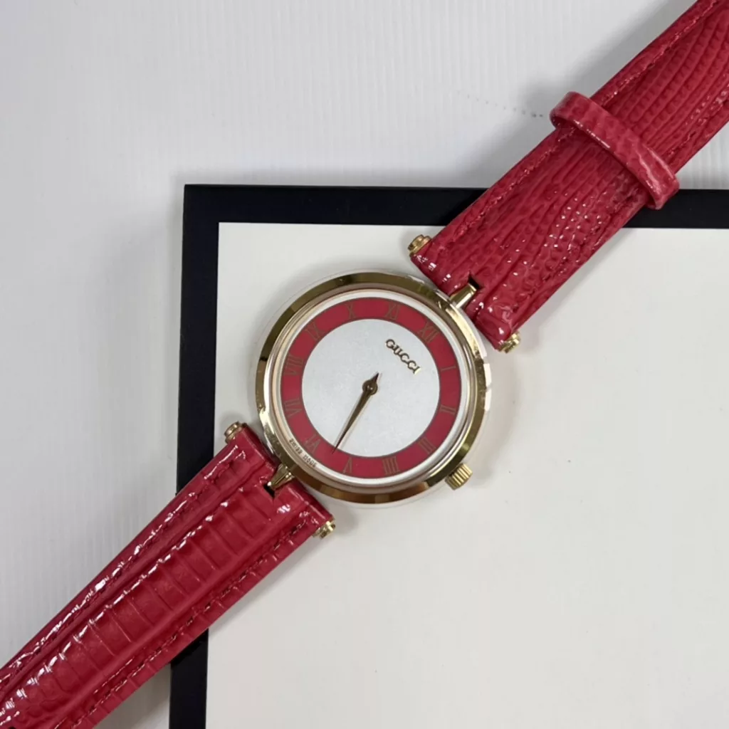 Large 30mm, small 22mm, double sapphire glass top and bottom. A Gucci model from the 1990s, found in a Japanese second-hand shop, extremely gentlemanly and ladylike. The dial is simple, with no other function than recording the time.Fashion is a reincarnation, and what is popular now may have once been in your mother's and father's boxes. These beautiful watches are not only full of vintage charm, but they are not outdated at all! The main thing is that they are not afraid of clashing watches!Swiss ronda quartz movement, complete with original packaging!