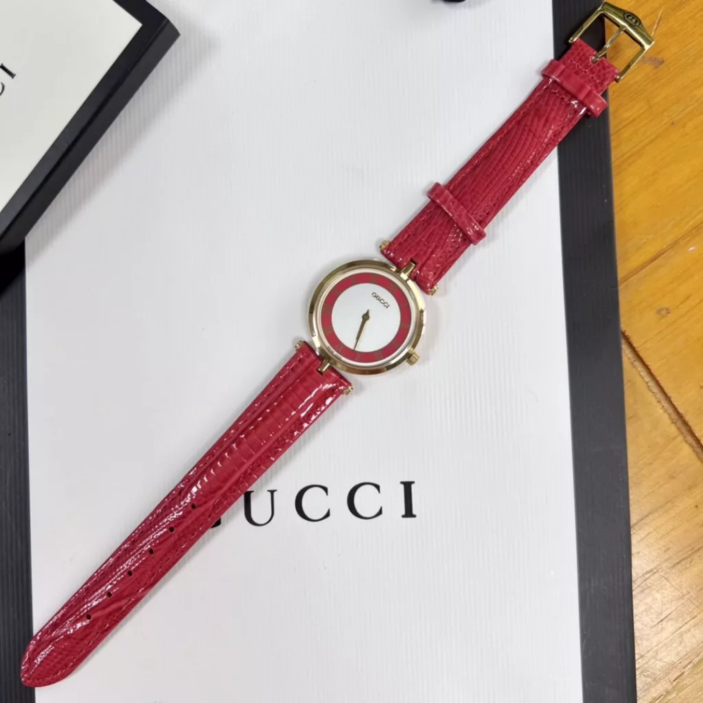 Large 30mm, small 22mm, double sapphire glass top and bottom. A Gucci model from the 1990s, found in a Japanese second-hand shop, extremely gentlemanly and ladylike. The dial is simple, with no other function than recording the time.Fashion is a reincarnation, and what is popular now may have once been in your mother's and father's boxes. These beautiful watches are not only full of vintage charm, but they are not outdated at all! The main thing is that they are not afraid of clashing watches!Swiss ronda quartz movement, complete with original packaging!