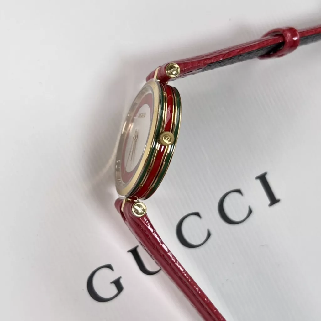 Large 30mm, small 22mm, double sapphire glass top and bottom. A Gucci model from the 1990s, found in a Japanese second-hand shop, extremely gentlemanly and ladylike. The dial is simple, with no other function than recording the time.Fashion is a reincarnation, and what is popular now may have once been in your mother's and father's boxes. These beautiful watches are not only full of vintage charm, but they are not outdated at all! The main thing is that they are not afraid of clashing watches!Swiss ronda quartz movement, complete with original packaging!