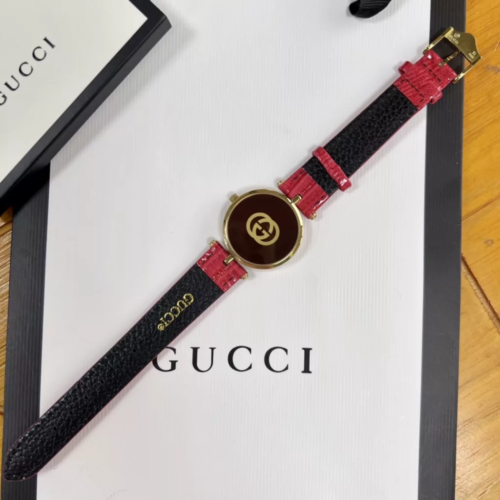 Large 30mm, small 22mm, double sapphire glass top and bottom. A Gucci model from the 1990s, found in a Japanese second-hand shop, extremely gentlemanly and ladylike. The dial is simple, with no other function than recording the time.Fashion is a reincarnation, and what is popular now may have once been in your mother's and father's boxes. These beautiful watches are not only full of vintage charm, but they are not outdated at all! The main thing is that they are not afraid of clashing watches!Swiss ronda quartz movement, complete with original packaging!