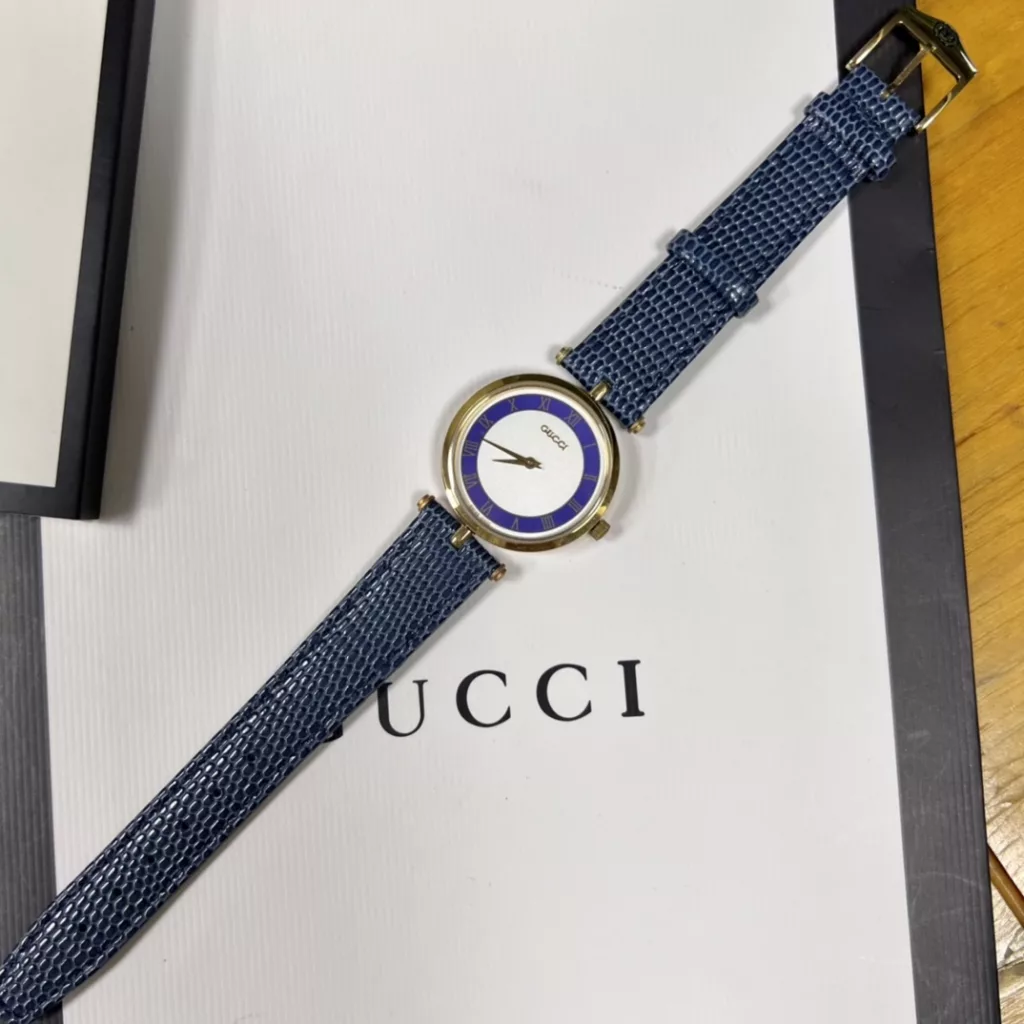 Large 30mm, small 22mm, double sapphire glass top and bottom. A Gucci model from the 1990s, found in a Japanese second-hand shop, extremely gentlemanly and ladylike. The dial is simple, with no other function than recording the time.Fashion is a reincarnation, and what is popular now may have once been in your mother's and father's boxes. These beautiful watches are not only full of vintage charm, but they are not outdated at all! The main thing is that they are not afraid of clashing watches!Swiss ronda quartz movement, complete with original packaging!