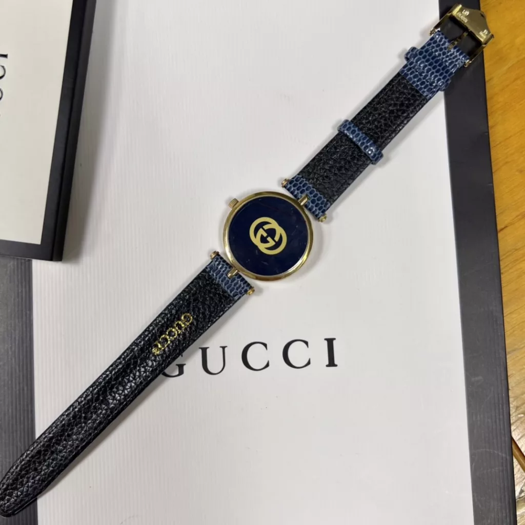 Large 30mm, small 22mm, double sapphire glass top and bottom. A Gucci model from the 1990s, found in a Japanese second-hand shop, extremely gentlemanly and ladylike. The dial is simple, with no other function than recording the time.Fashion is a reincarnation, and what is popular now may have once been in your mother's and father's boxes. These beautiful watches are not only full of vintage charm, but they are not outdated at all! The main thing is that they are not afraid of clashing watches!Swiss ronda quartz movement, complete with original packaging!