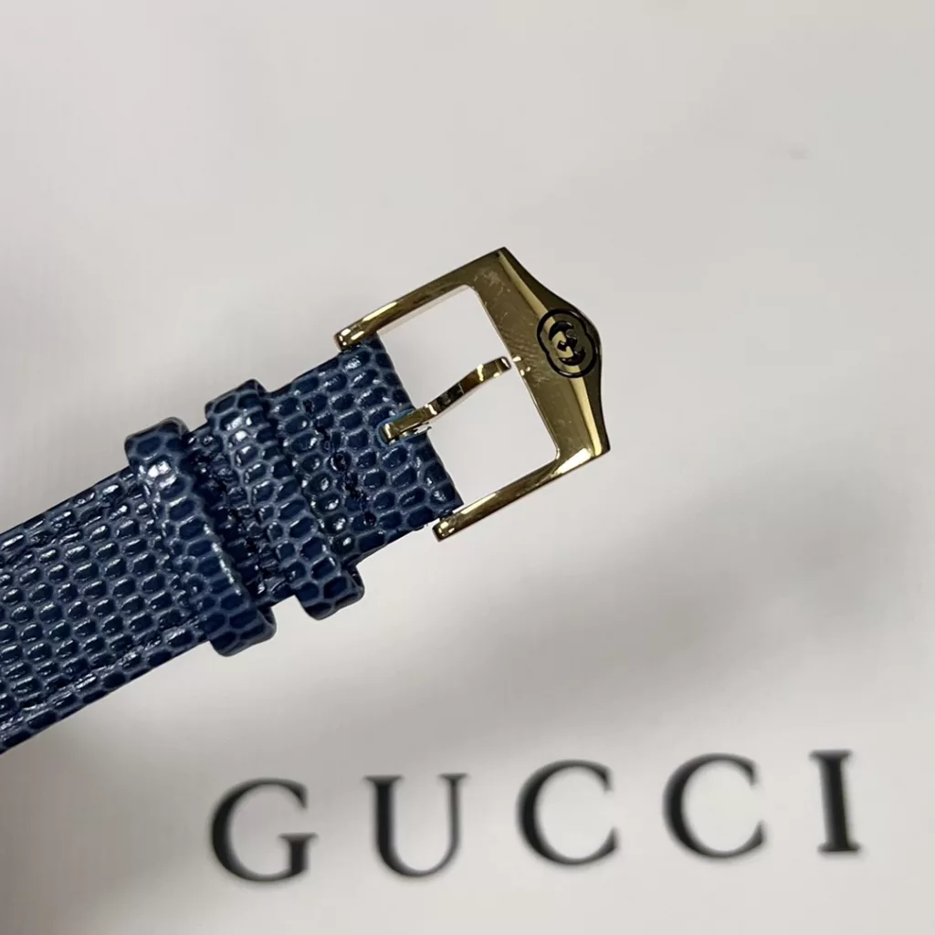 Large 30mm, small 22mm, double sapphire glass top and bottom. A Gucci model from the 1990s, found in a Japanese second-hand shop, extremely gentlemanly and ladylike. The dial is simple, with no other function than recording the time.Fashion is a reincarnation, and what is popular now may have once been in your mother's and father's boxes. These beautiful watches are not only full of vintage charm, but they are not outdated at all! The main thing is that they are not afraid of clashing watches!Swiss ronda quartz movement, complete with original packaging!