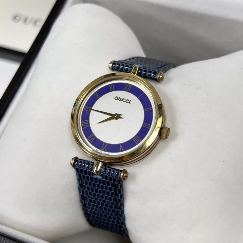 Large 30mm, small 22mm, double sapphire glass top and bottom. A Gucci model from the 1990s, found in a Japanese second-hand shop, extremely gentlemanly and ladylike. The dial is simple, with no other function than recording the time.Fashion is a reincarnation, and what is popular now may have once been in your mother's and father's boxes. These beautiful watches are not only full of vintage charm, but they are not outdated at all! The main thing is that they are not afraid of clashing watches!Swiss ronda quartz movement, complete with original packaging!