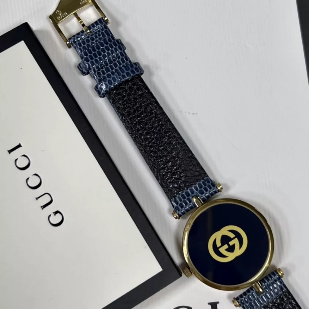 Large 30mm, small 22mm, double sapphire glass top and bottom. A Gucci model from the 1990s, found in a Japanese second-hand shop, extremely gentlemanly and ladylike. The dial is simple, with no other function than recording the time.Fashion is a reincarnation, and what is popular now may have once been in your mother's and father's boxes. These beautiful watches are not only full of vintage charm, but they are not outdated at all! The main thing is that they are not afraid of clashing watches!Swiss ronda quartz movement, complete with original packaging!