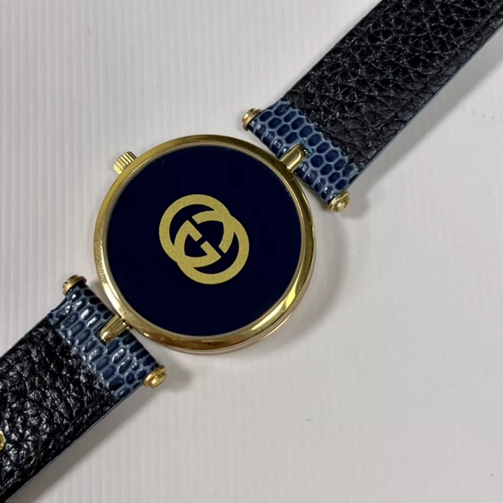 Large 30mm, small 22mm, double sapphire glass top and bottom. A Gucci model from the 1990s, found in a Japanese second-hand shop, extremely gentlemanly and ladylike. The dial is simple, with no other function than recording the time.Fashion is a reincarnation, and what is popular now may have once been in your mother's and father's boxes. These beautiful watches are not only full of vintage charm, but they are not outdated at all! The main thing is that they are not afraid of clashing watches!Swiss ronda quartz movement, complete with original packaging!