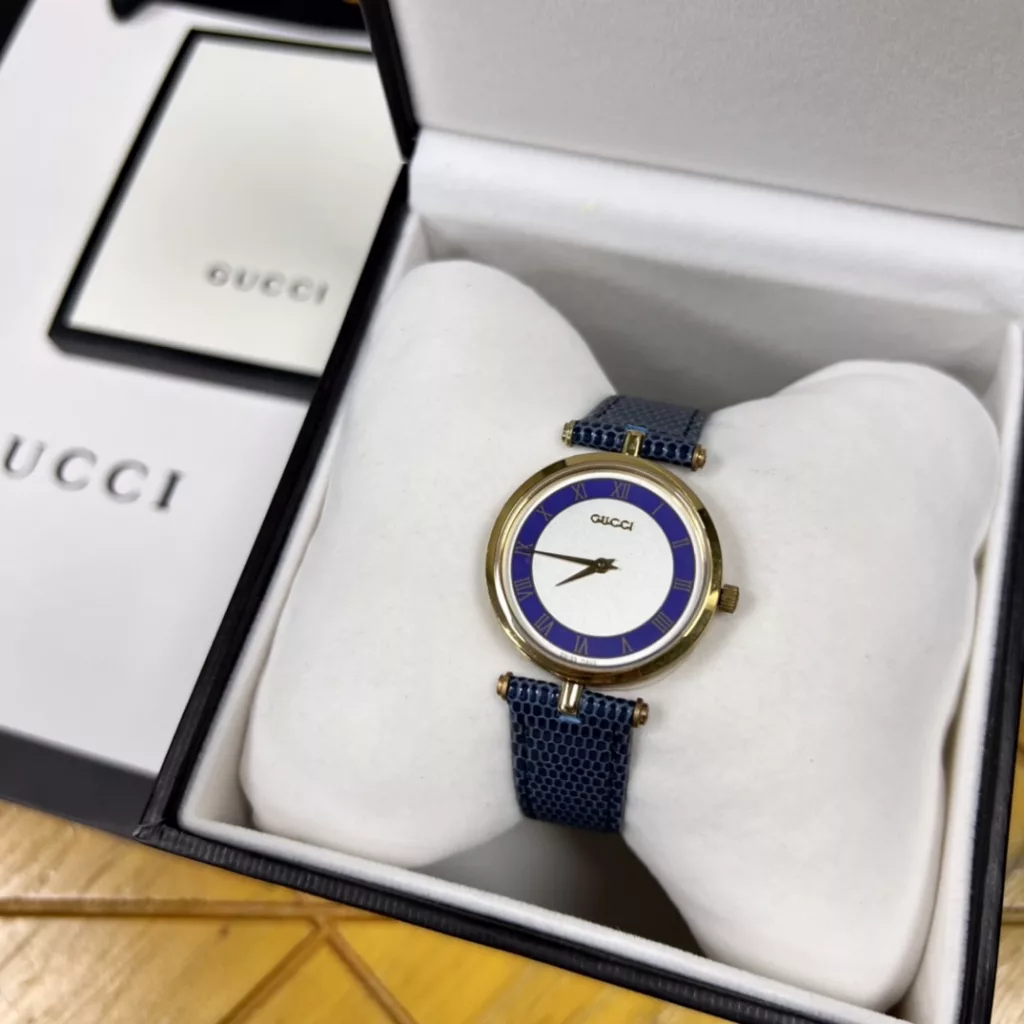 Large 30mm, small 22mm, double sapphire glass top and bottom. A Gucci model from the 1990s, found in a Japanese second-hand shop, extremely gentlemanly and ladylike. The dial is simple, with no other function than recording the time.Fashion is a reincarnation, and what is popular now may have once been in your mother's and father's boxes. These beautiful watches are not only full of vintage charm, but they are not outdated at all! The main thing is that they are not afraid of clashing watches!Swiss ronda quartz movement, complete with original packaging!