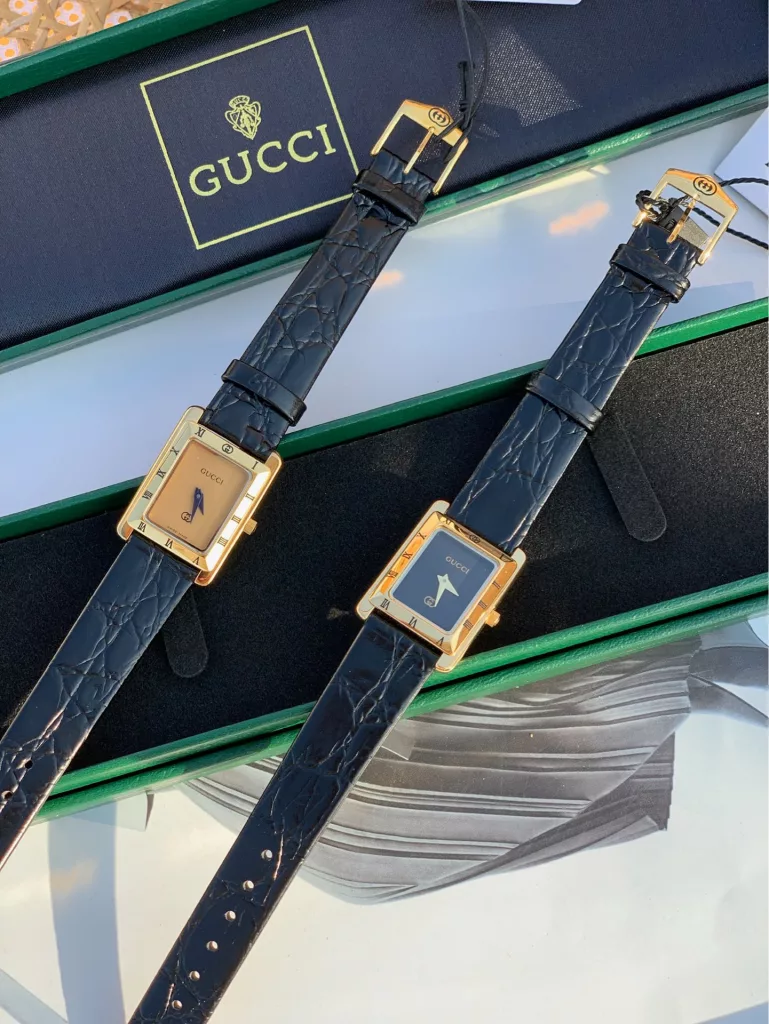 Gucci (Gucci) foreign counters very hot overseas in the vintage models have been winning consumer love and often out of stock a super fashion ladies watch, specifications 33 × 22 × 6.0mm (ultra-thin).18g classical gold. Never fade, imported quartz movement battery five years without replacement, is a product worth promotingSlowly feel the change of time, can't live without the second hand, ticking in life, always wear a watch, not only is it a match but also a record ~Gucci's square dial watch Minimalist style, square and crisp