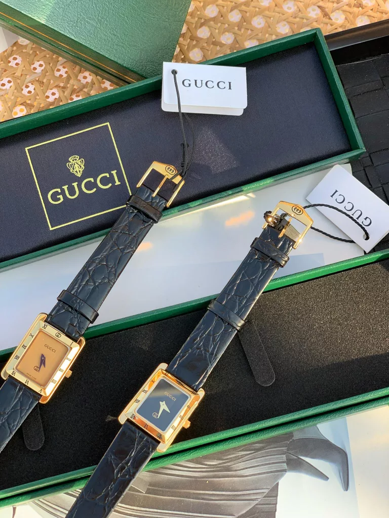 Gucci (Gucci) foreign counters very hot overseas in the vintage models have been winning consumer love and often out of stock a super fashion ladies watch, specifications 33 × 22 × 6.0mm (ultra-thin).18g classical gold. Never fade, imported quartz movement battery five years without replacement, is a product worth promotingSlowly feel the change of time, can't live without the second hand, ticking in life, always wear a watch, not only is it a match but also a record ~Gucci's square dial watch Minimalist style, square and crisp