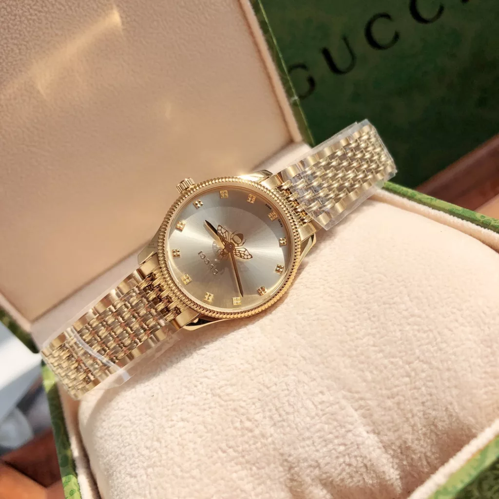 Gucci New Bees! Gucci's new G Timeless Slim collection of new watches, the overall design is so good that I had to come here immediately to plant a grass for you! Pleasing to the eye as the main style feature, the dial with diamonds and metal embellished hour markers is extremely sensual and elegant. The small 29mm diameter of the watch is a perfect example of the elegance of the watch, The small 29mm diameter and the iconic bee in the centre of the dial add to the elegance of this collection! Another interesting point is that the seconds hand is designed in the shape of an iconic bee, with the tentacles on the top of the bee's head indicating the seconds hand, which is sensual and at the same time a little girly and cute. Silver and gold colours: the gold colour is a great touch, so it's super classy and vintage! One watch, one size, never repeat.