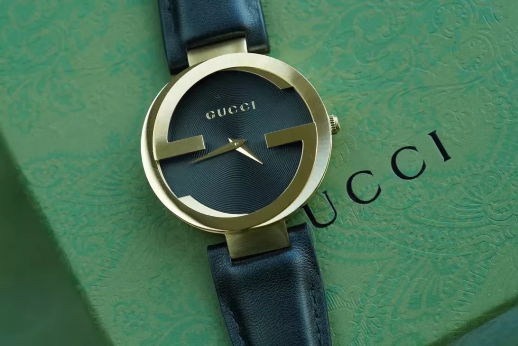 Gucci calfskin model with double G has arrived again, with a 37 mm diameter suitable for all girls, scratch-resistant sapphire glass, there are many low versions on the market with ordinary glass, thirty meters water resistant. With the latest counter packaging ➕30