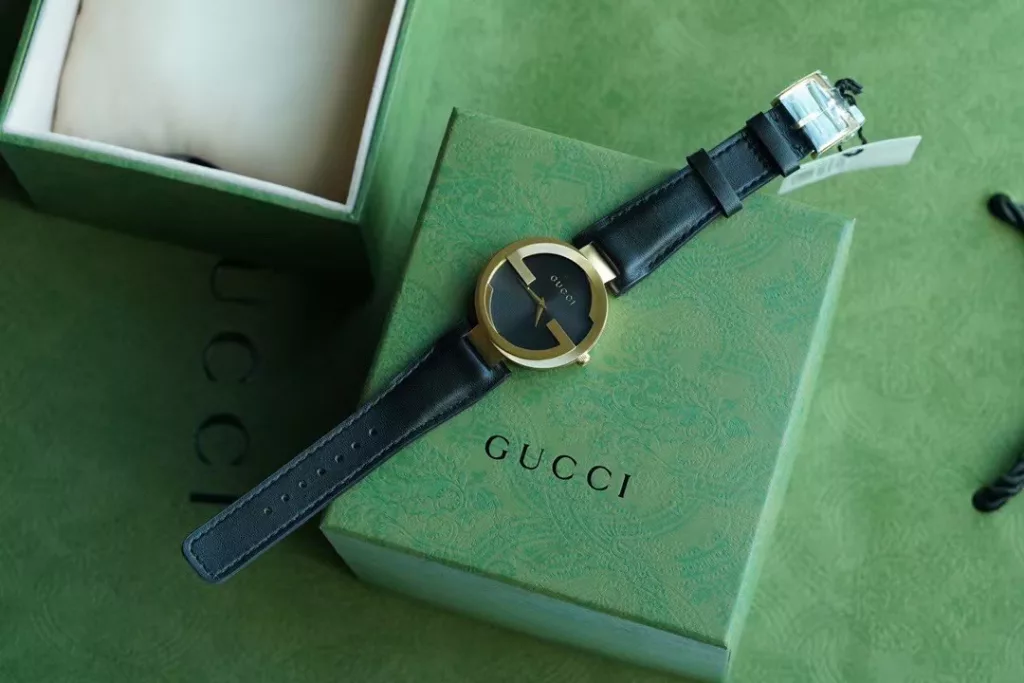 Gucci calfskin model with double G has arrived again, with a 37 mm diameter suitable for all girls, scratch-resistant sapphire glass, there are many low versions on the market with ordinary glass, thirty meters water resistant. With the latest counter packaging ➕30