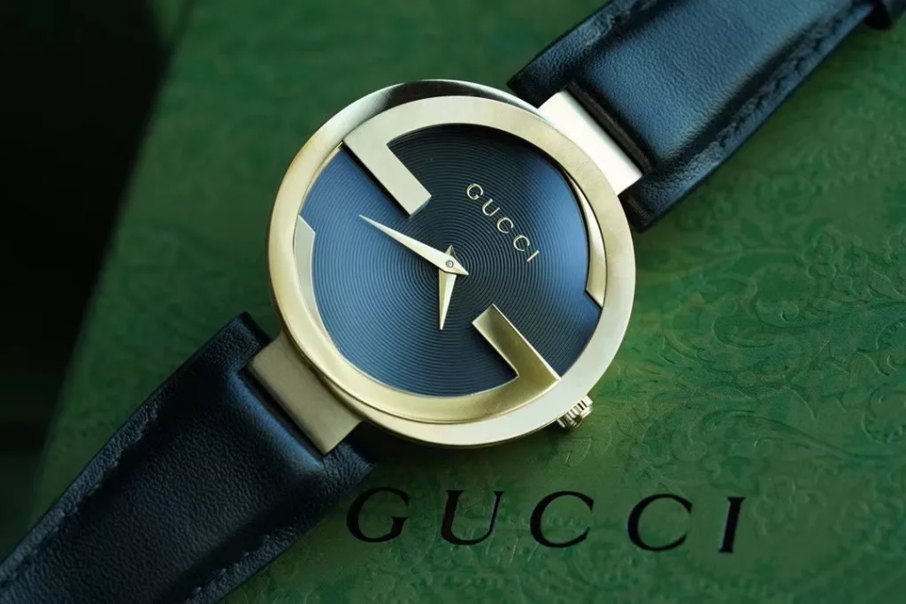 Gucci calfskin model with double G has arrived again, with a 37 mm diameter suitable for all girls, scratch-resistant sapphire glass, there are many low versions on the market with ordinary glass, thirty meters water resistant. With the latest counter packaging ➕30