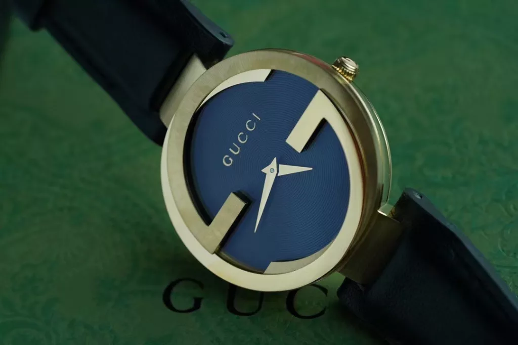 Gucci calfskin model with double G has arrived again, with a 37 mm diameter suitable for all girls, scratch-resistant sapphire glass, there are many low versions on the market with ordinary glass, thirty meters water resistant. With the latest counter packaging ➕30