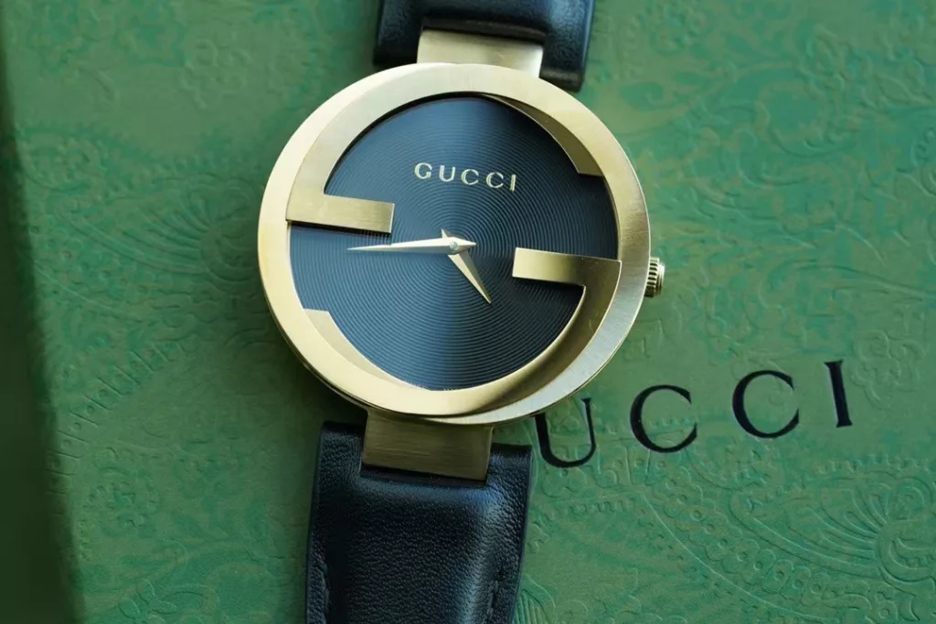 Gucci calfskin model with double G has arrived again, with a 37 mm diameter suitable for all girls, scratch-resistant sapphire glass, there are many low versions on the market with ordinary glass, thirty meters water resistant. With the latest counter packaging ➕30