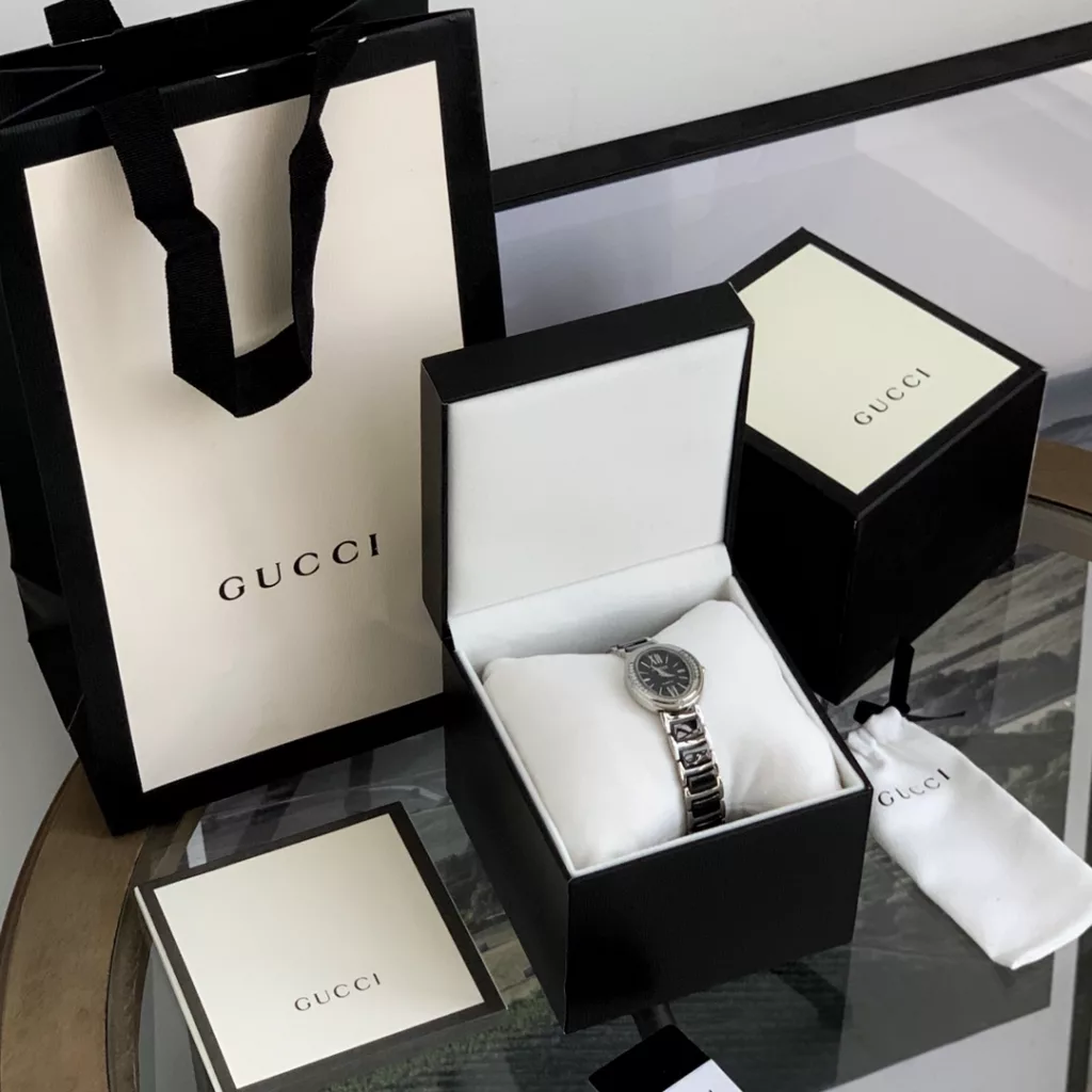 Gucci (Gucci, 20Ss new, women's model, oval design line sense of beauty to cry.Size: dial diameter 31MM (medium size for all girls).Face: exquisite shell dial.Movement: imported Japanese quartz movement.Strap: 316 steel with precision ceramic strap.Clasp: butterfly double push button.Mirror: high-density mineral glass, scratch-resistant and drop-resistant.Water resistant to 50m, Roman pattern design adds to the design.All 8 colours: (aperture white case white, aperture white case black, aperture gold case white, aperture gold case black, aperture white case white, aperture white case black, aperture white case black, aperture white case black, aperture gold case white, aperture gold case black)