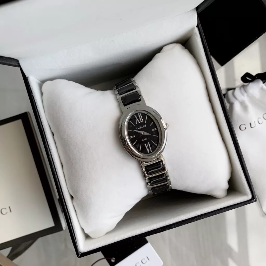 Gucci (Gucci, 20Ss new, women's model, oval design line sense of beauty to cry.Size: dial diameter 31MM (medium size for all girls).Face: exquisite shell dial.Movement: imported Japanese quartz movement.Strap: 316 steel with precision ceramic strap.Clasp: butterfly double push button.Mirror: high-density mineral glass, scratch-resistant and drop-resistant.Water resistant to 50m, Roman pattern design adds to the design.All 8 colours: (aperture white case white, aperture white case black, aperture gold case white, aperture gold case black, aperture white case white, aperture white case black, aperture white case black, aperture white case black, aperture gold case white, aperture gold case black)